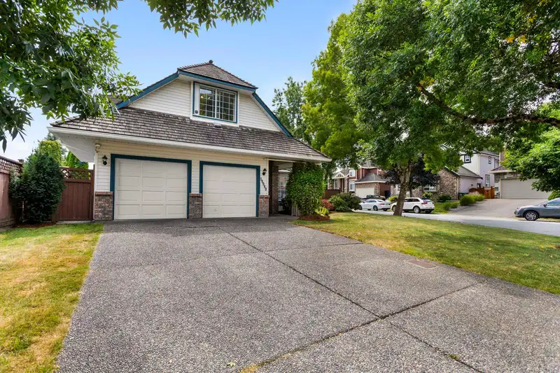 16060 93 AVENUE - photo 2 of 40