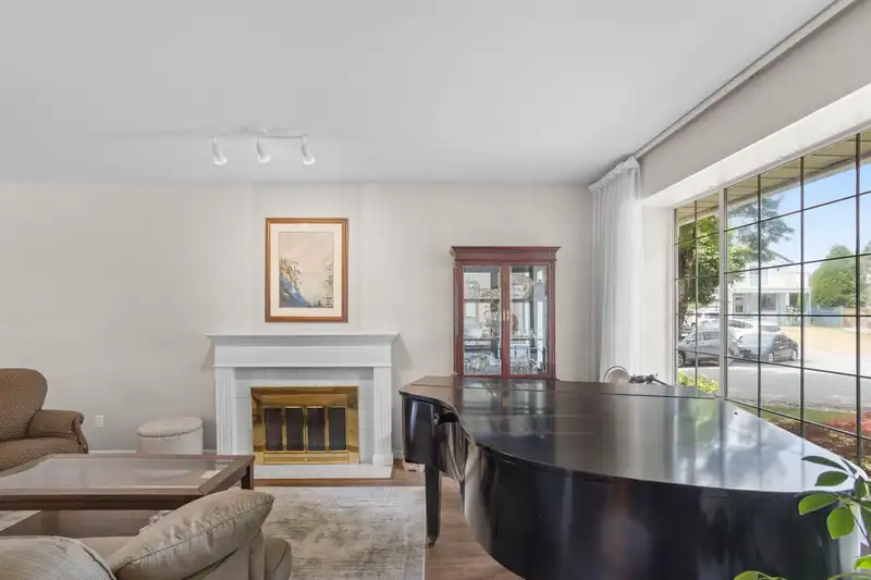 16060 93 AVENUE - photo 4 of 40