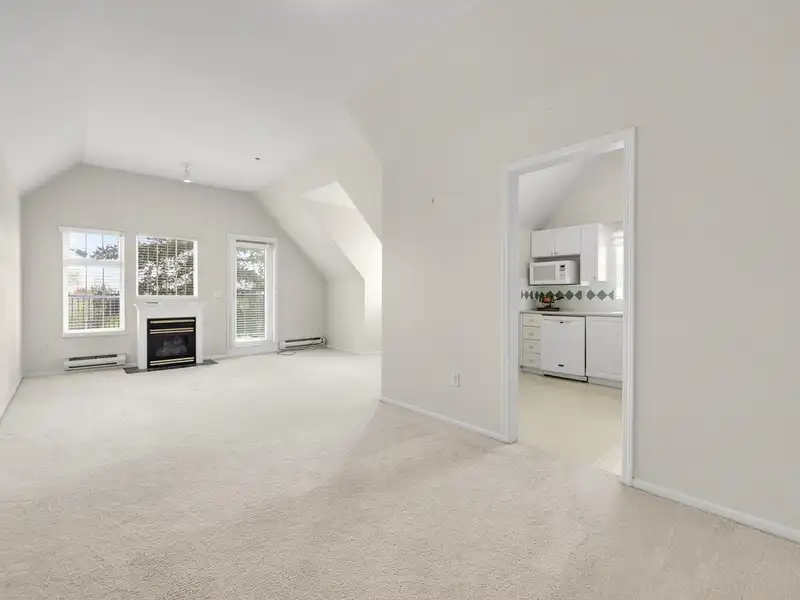 406 5556 14 AVENUE - photo 3 of 39