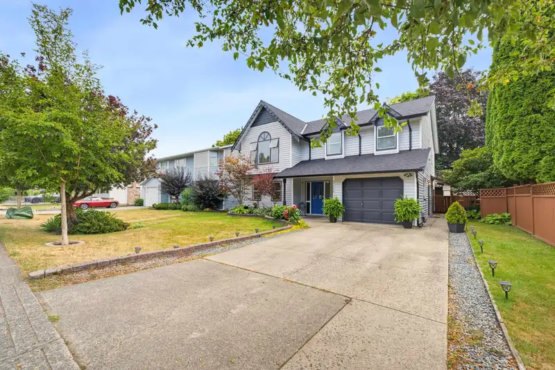 21226 92 AVENUE - photo 2 of 40