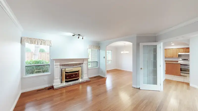 7 15137 24 AVENUE - photo 4 of 24
