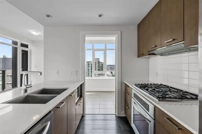 1503 1372 SEYMOUR STREET - photo 2 of 16