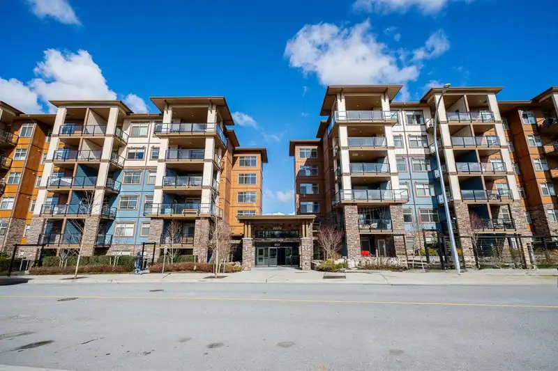 310 20673 78 AVENUE - photo 1 of 40