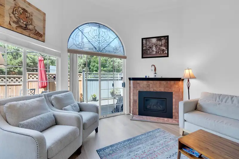 108 216 E 6TH STREET - photo 4 of 36
