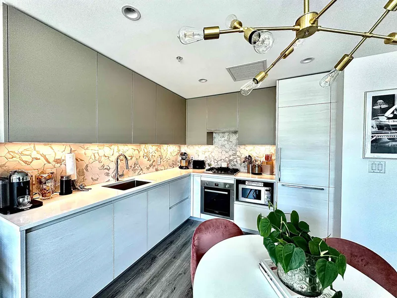 1308 8188 FRASER STREET - photo 2 of 20