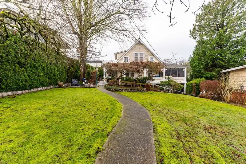 11096 92A AVENUE - photo 1 of 26