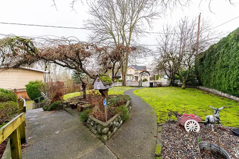 11096 92A AVENUE - photo 4 of 26