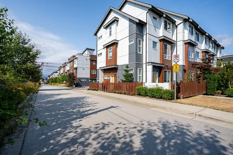 16 20155 84 AVENUE - photo 3 of 40