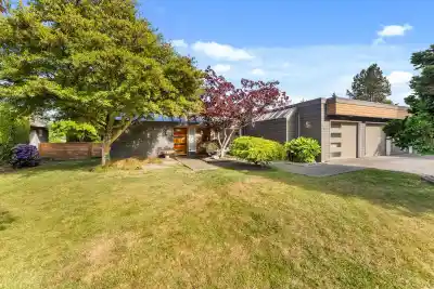 894 EDEN CRESCENT