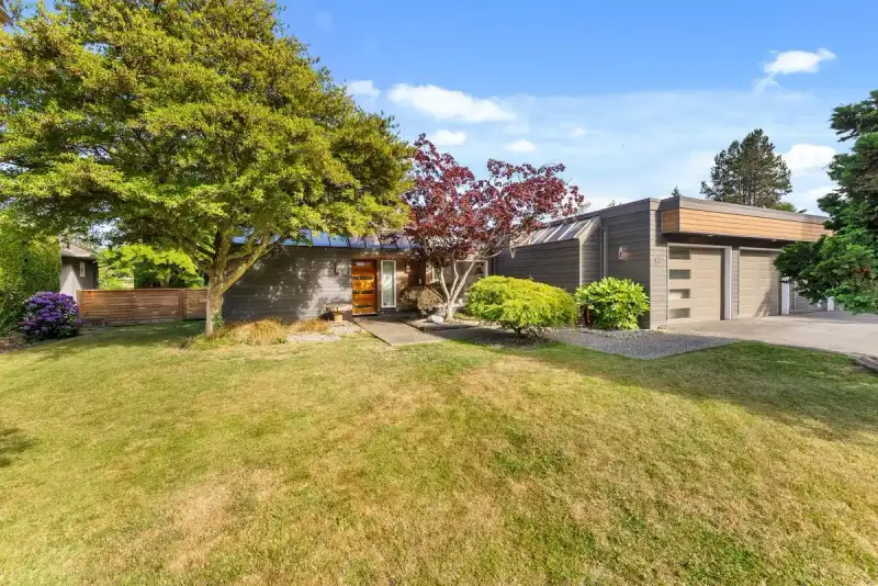 894 EDEN CRESCENT - photo 1 of 40
