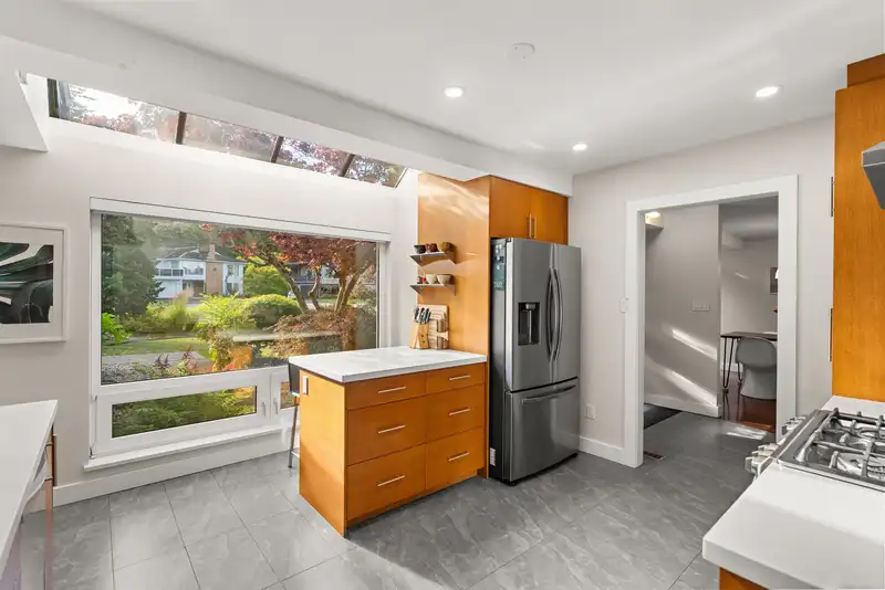 894 EDEN CRESCENT - photo 4 of 40
