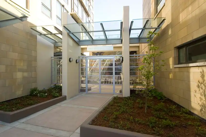 1006 1068 W BROADWAY - photo 3 of 33