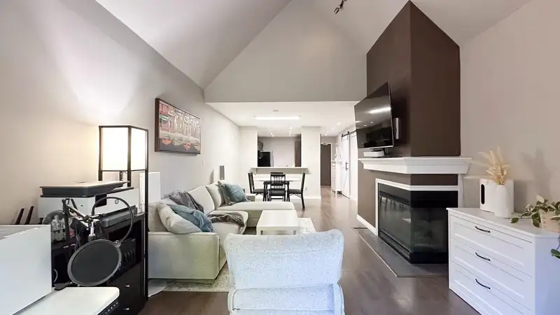 305 7457 MOFFATT ROAD - photo 4 of 19