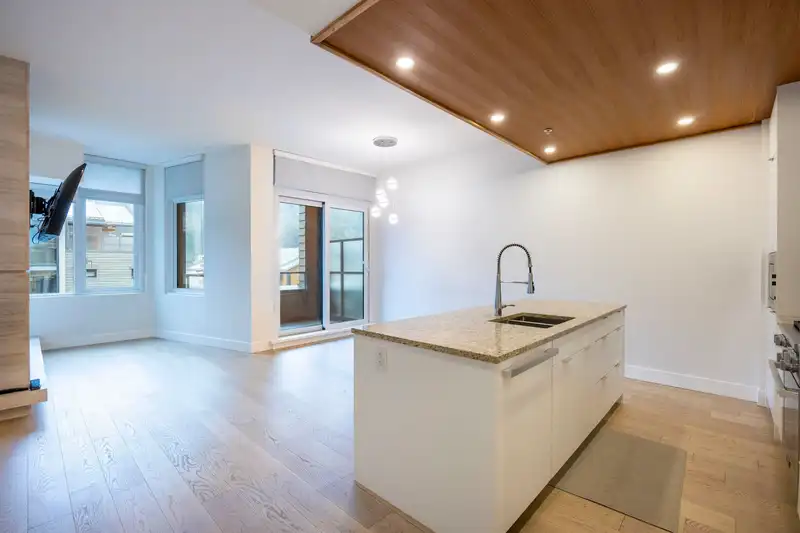 406 6687 NELSON AVENUE - photo 4 of 15