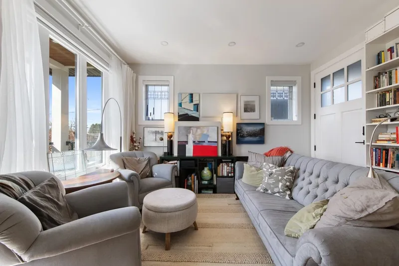 2558 DUNDAS STREET - photo 4 of 25