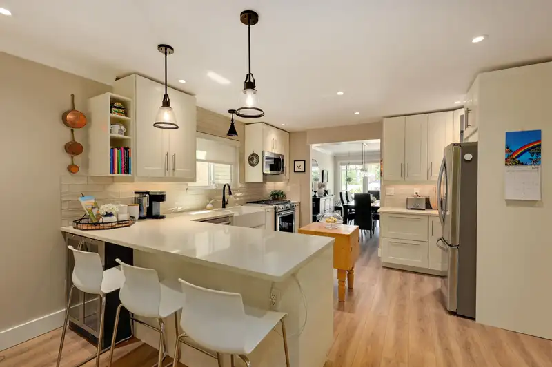 3821 LONSDALE AVENUE - photo 2 of 35