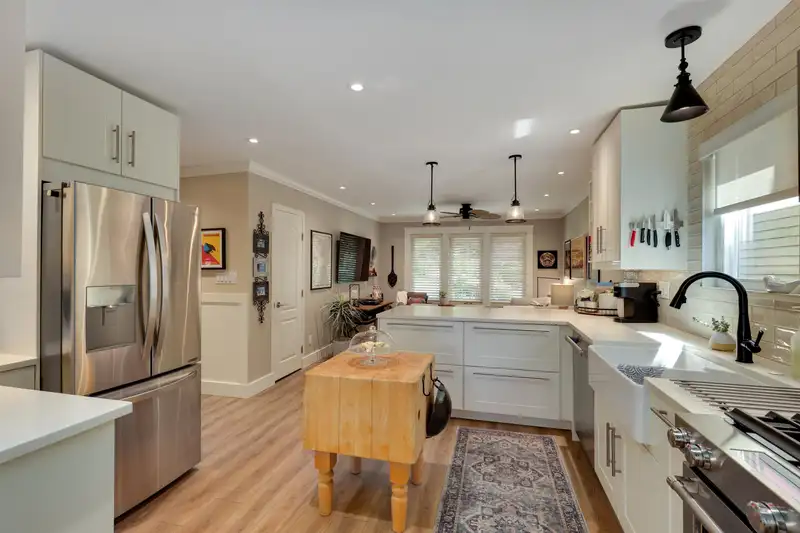 3821 LONSDALE AVENUE - photo 3 of 35
