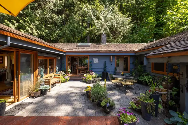 315 BAYVIEW ROAD - photo 4 of 40