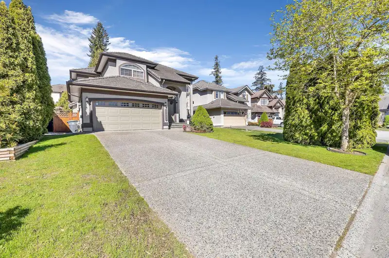 10941 164A STREET - photo 3 of 40