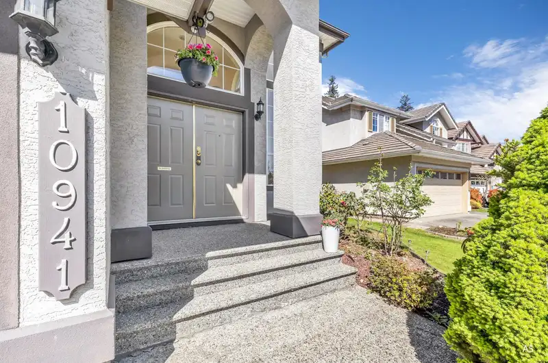 10941 164A STREET - photo 4 of 40