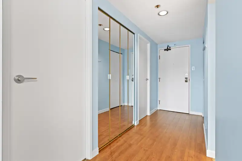 705 460 WESTVIEW STREET - photo 2 of 22