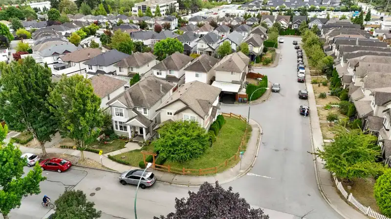 14850 57 AVENUE - photo 1 of 40