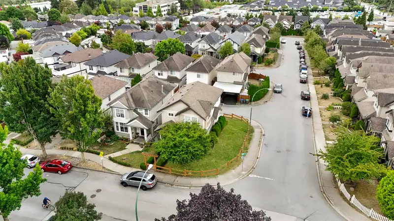 14850 57 AVENUE - photo 2 of 40