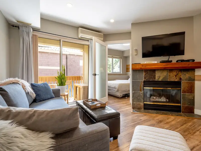 347 4340 LORIMER ROAD - photo 2 of 20