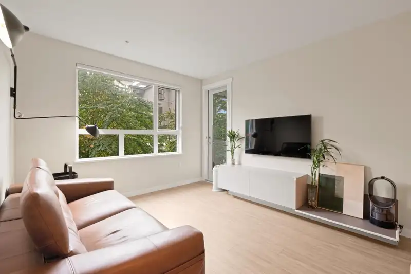 225 9213 ODLIN ROAD - photo 4 of 38