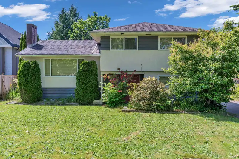 9451 CHAPMOND CRESCENT - photo 1 of 31