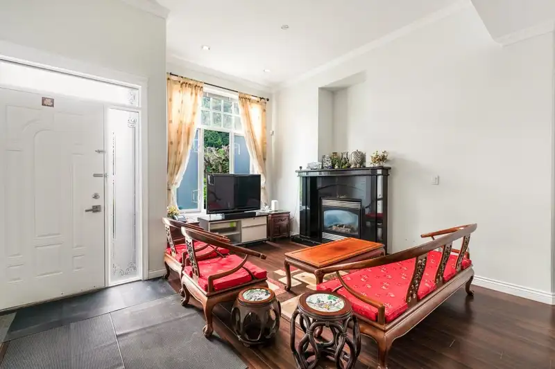 5239 INMAN AVENUE - photo 3 of 32