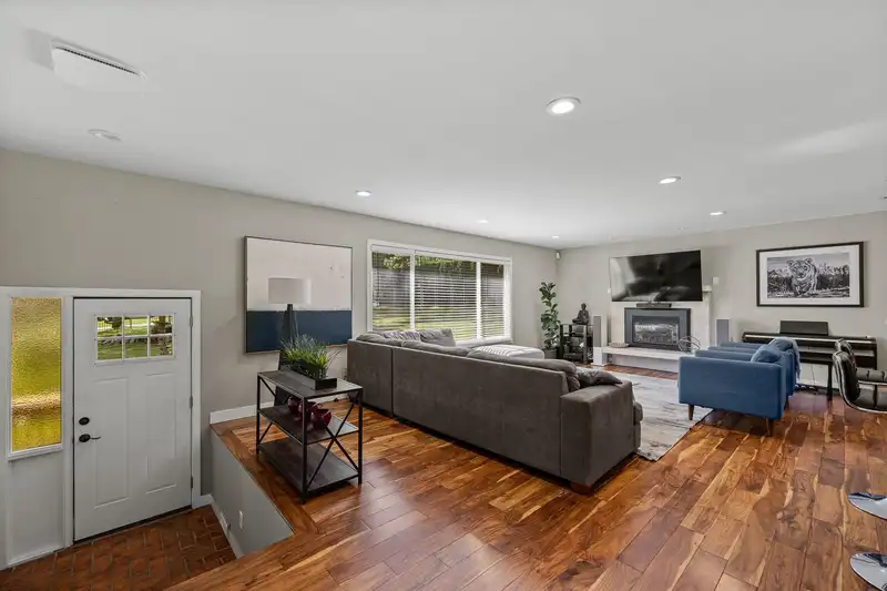 18335 21A AVENUE - photo 4 of 32