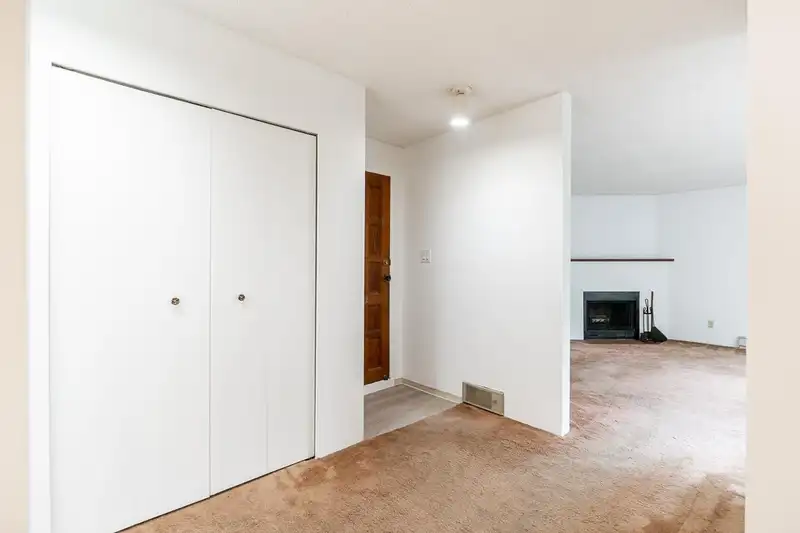 1304 W 7TH AVENUE - photo 2 of 40