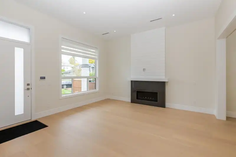 15672 82A AVENUE - photo 2 of 40