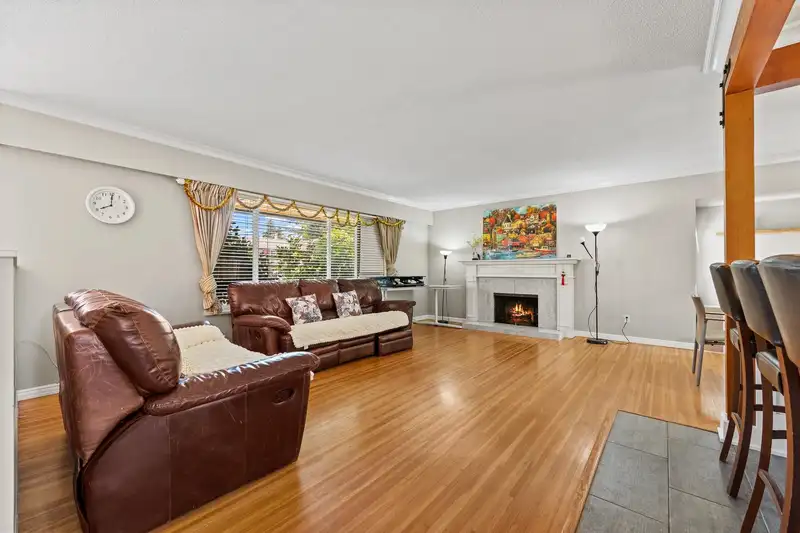 1594 ELINOR CRESCENT - photo 3 of 40