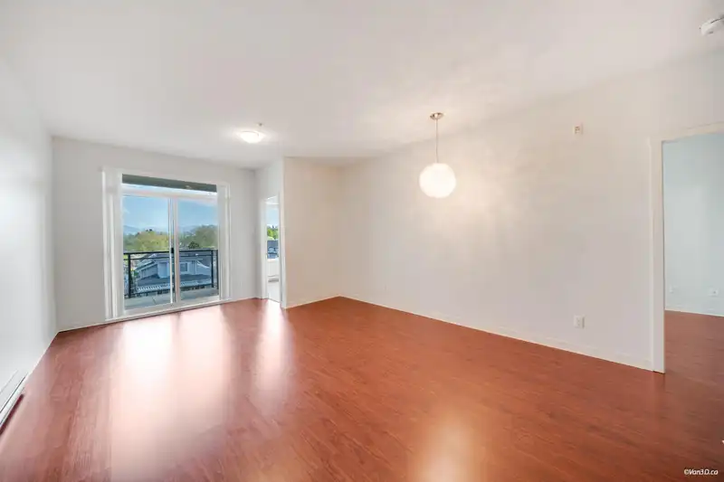329 2239 KINGSWAY - photo 2 of 26