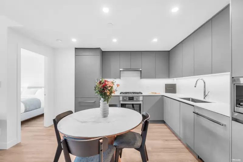601 7977 LANSDOWNE ROAD - photo 1 of 32