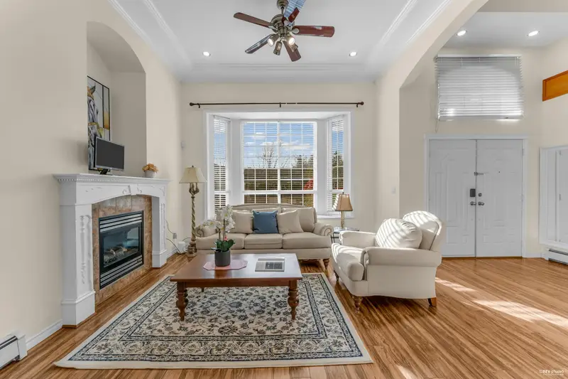 15949 108 AVENUE - photo 2 of 25