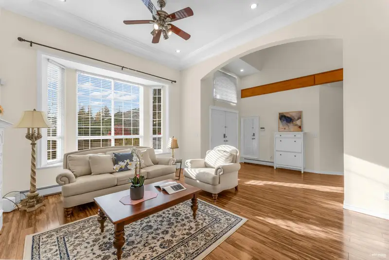 15949 108 AVENUE - photo 3 of 25