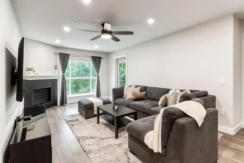 410 15895 84 AVENUE - photo 1 of 10