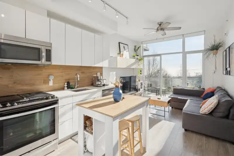 208 200 NELSON'S CRESCENT - photo 1 of 23