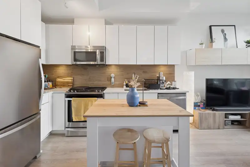 208 200 NELSON'S CRESCENT - photo 3 of 23