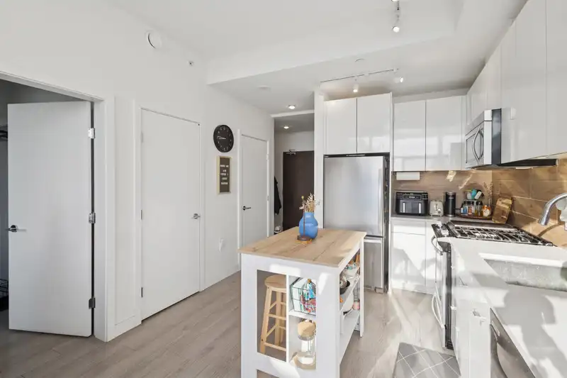 208 200 NELSON'S CRESCENT - photo 4 of 23