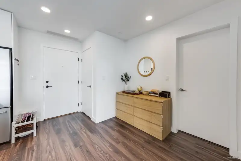 1507 518 CLARKE ROAD - photo 4 of 34
