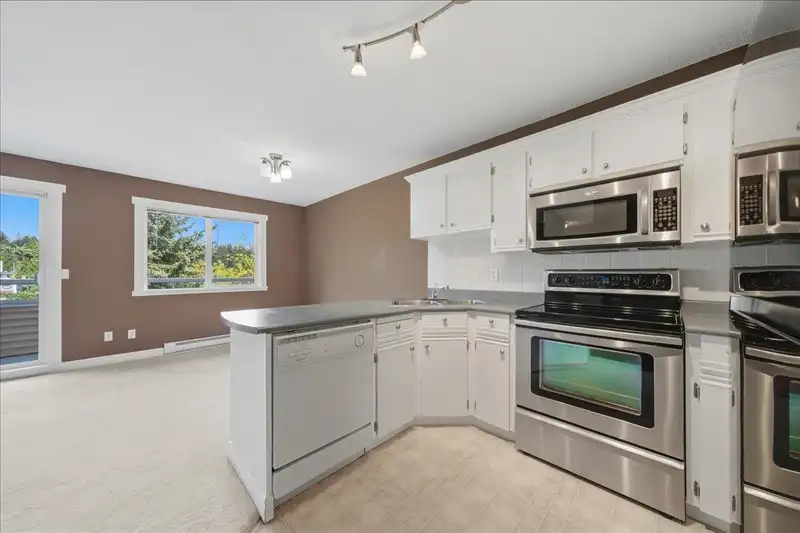 411 450 BROMLEY STREET - photo 3 of 39