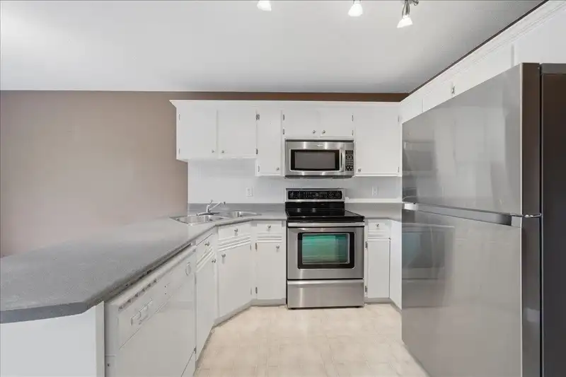 411 450 BROMLEY STREET - photo 4 of 39