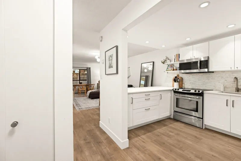 101 621 E 6 AVENUE - photo 2 of 25