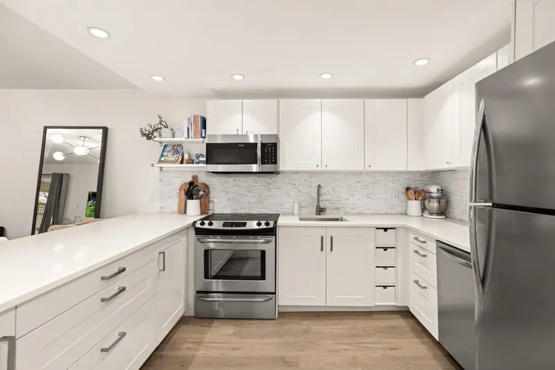 101 621 E 6 AVENUE - photo 3 of 25