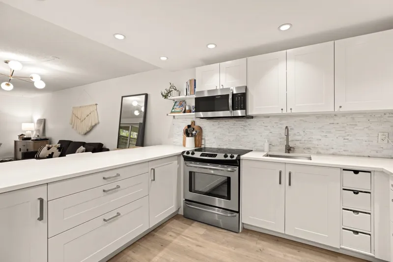 101 621 E 6 AVENUE - photo 4 of 25