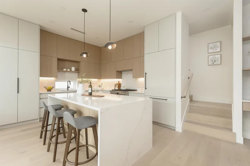 2 735 E 10TH AVENUE - photo 3 of 25